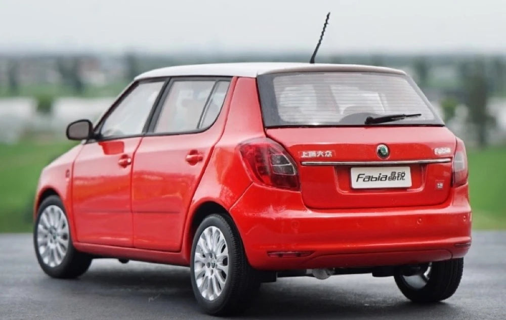 [OEM] 1:18 Skoda 2012 Fabia punainen pienoismalli Die-Cast