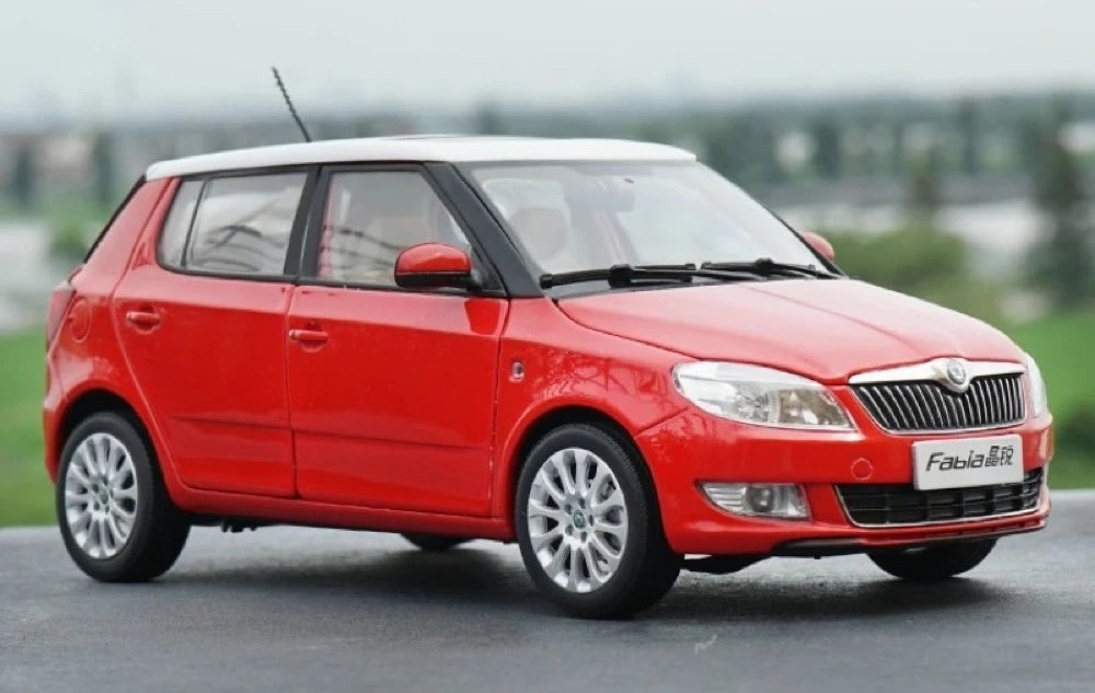 [OEM] 1:18 Skoda 2012 Fabia punainen pienoismalli Die-Cast