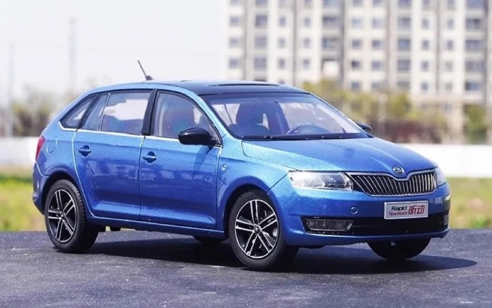 [OEM] 1:18 Skoda 2013 Rapid Spaceback blauw modelauto Die-Cast