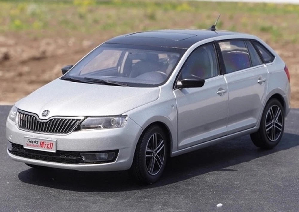 [OEM] 1:18 Skoda 2013 Rapid Spaceback argento modellino di auto Die-Cast