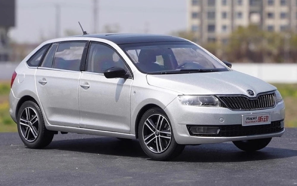 [OEM] 1:18 Skoda 2013 Rapid Spaceback argento modellino di auto Die-Cast