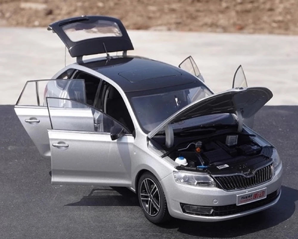 [OEM] 1:18 Skoda 2013 Rapid Spaceback argento modellino di auto Die-Cast