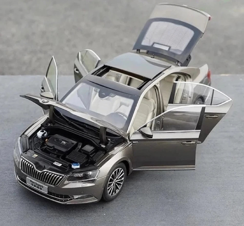 [OEM] 1:18 Skoda 2015 Superb Brown Model Car Die-Cast