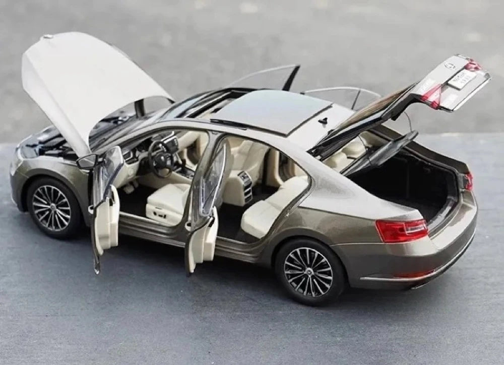 [OEM] 1:18 Skoda 2015 Superb Brown Model Car Die-Cast