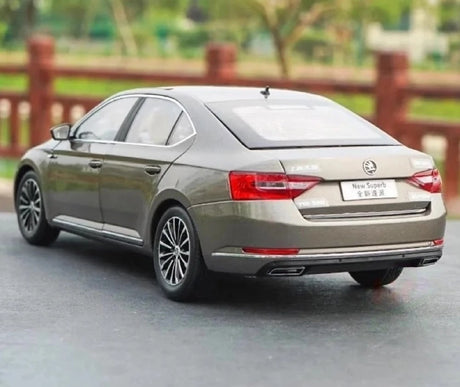 [OEM] 1:18 Skoda 2015 Superb Brown Model Car Die-Cast
