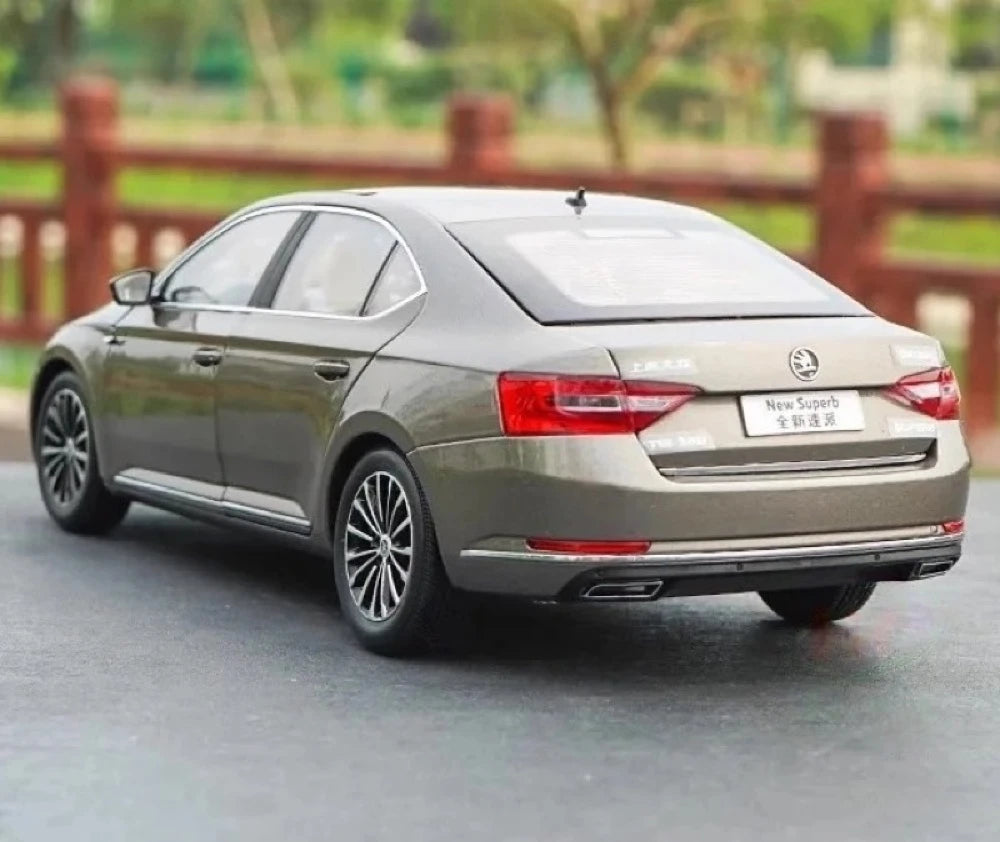 [OEM] 1:18 Skoda 2015 Superb Brown Model Car Die-Cast