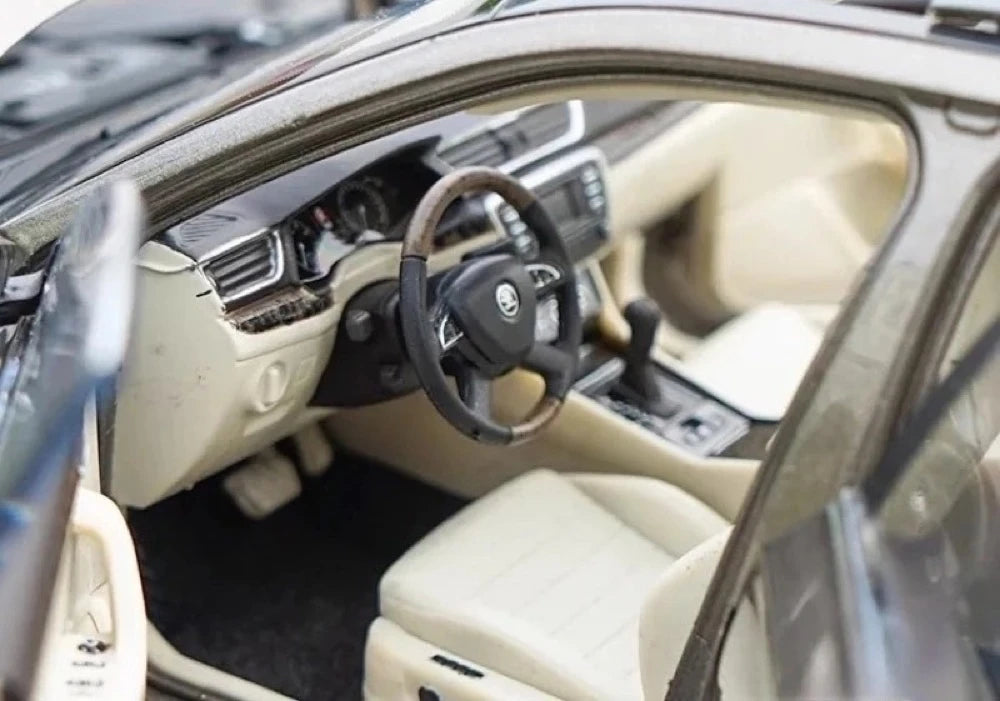 [OEM] 1:18 Skoda 2015 Superb Brown Model Car Die-Cast