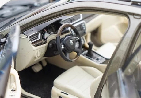 [OEM] 1:18 Skoda 2015 Superb Brown Model Car Die-Cast