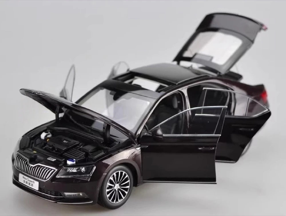 [OEM] 1:18 Skoda 2015 Superb Red Model Car Die-Cast