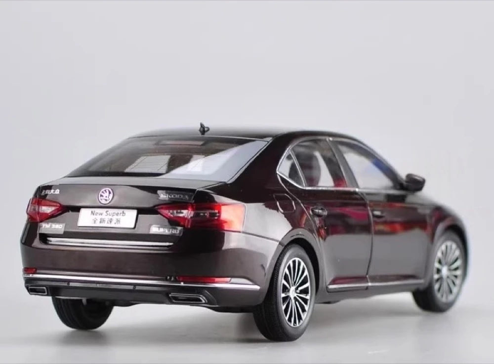 [OEM] 1:18 Skoda 2015 Superb Red Model Car Die-Cast