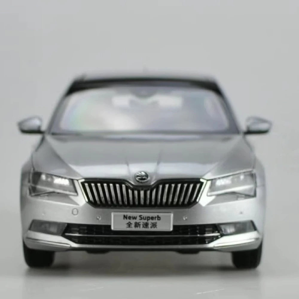 [OEM] 1:18 Skoda 2015 Superb Silver Model Car Die-Cast