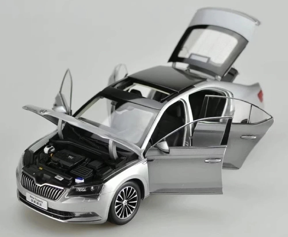 [OEM] 1:18 Skoda 2015 Superb Silver Model Car Die-Cast