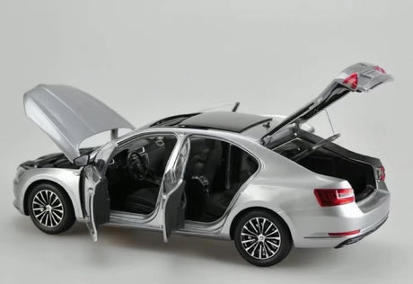 [OEM] 1:18 Skoda 2015 Superb Silver Model Car Die-Cast