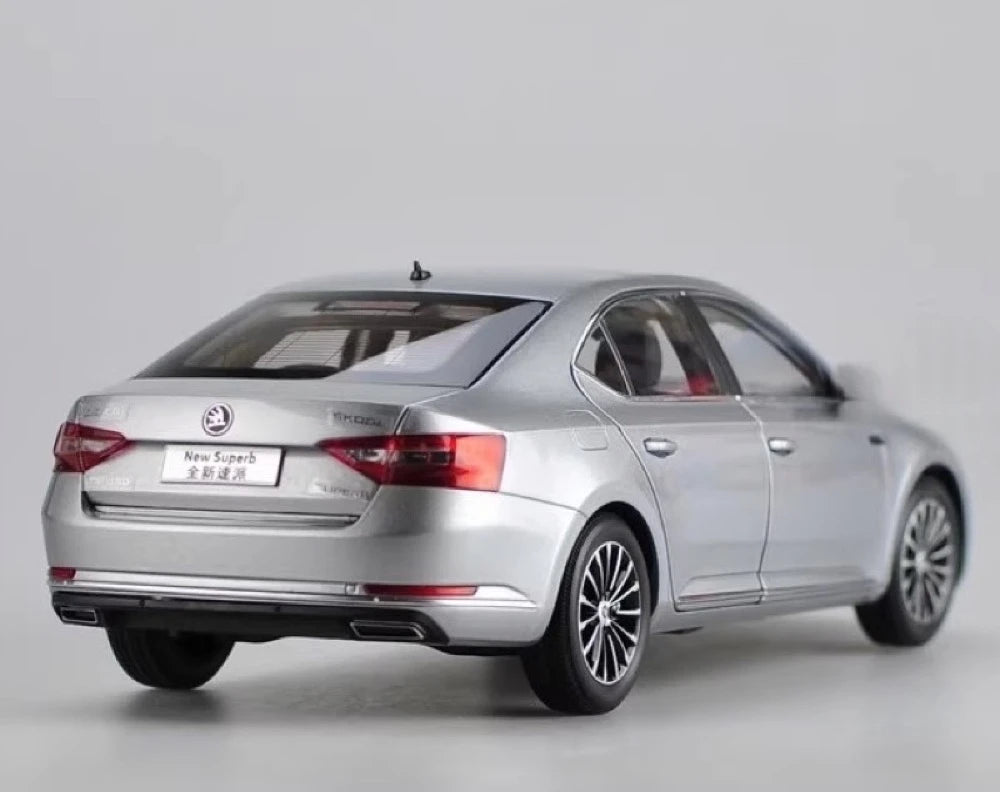 [OEM] 1:18 Skoda 2015 Superb Silver Model Car Die-Cast