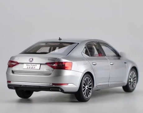 [OEM] 1:18 Skoda 2015 Superb Silver Model Car Die-Cast