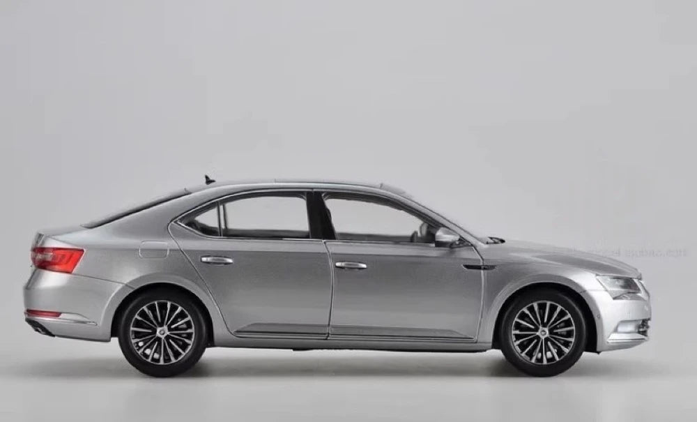 [OEM] 1:18 Skoda 2015 Superb Silver Model Car Die-Cast