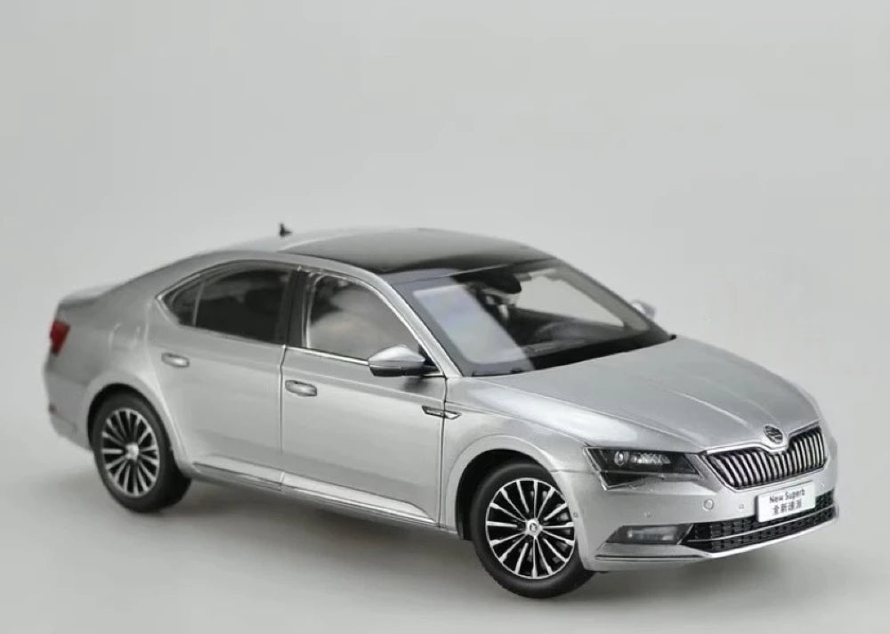 [OEM] 1:18 Skoda 2015 Superb Silver Model Car Die-Cast