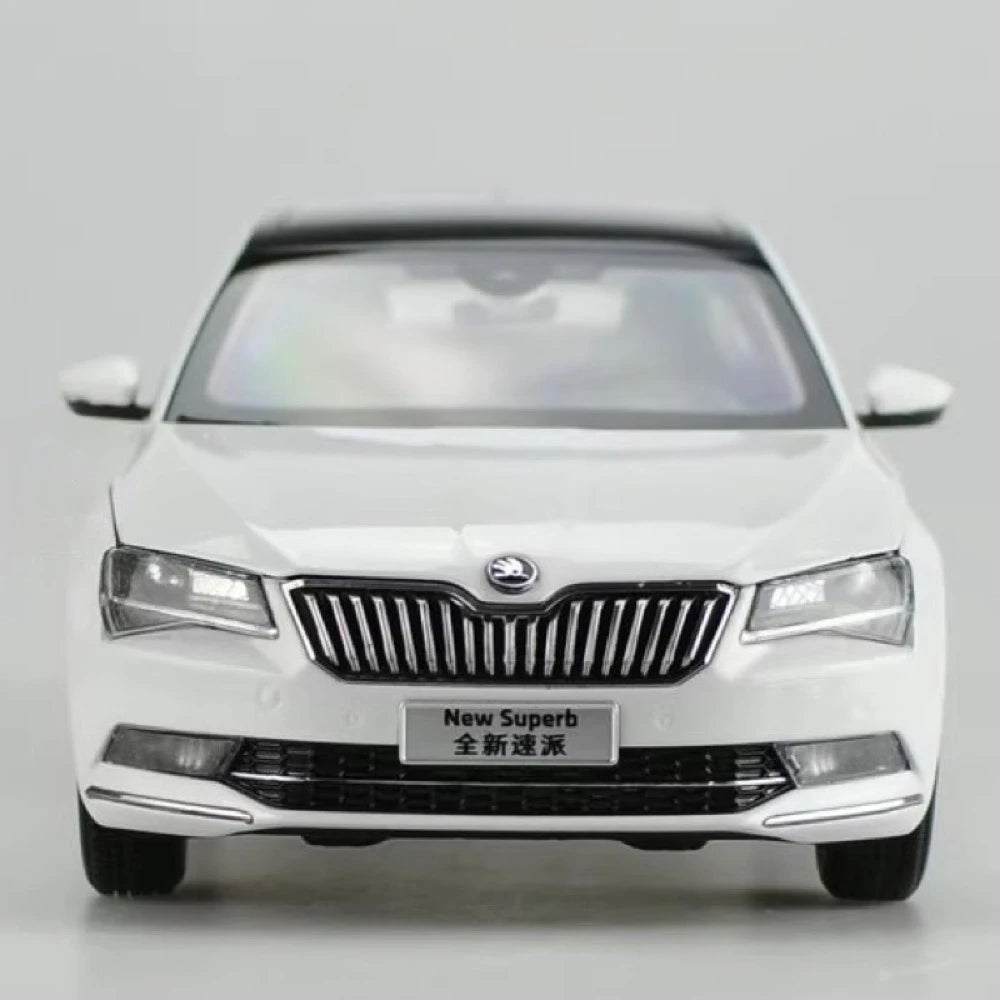 [OEM] 1:18 Skoda 2015 Superb White Model Car Die-Cast