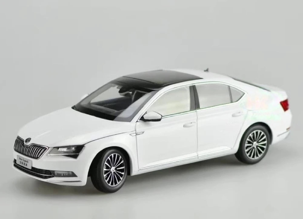 [OEM] 1:18 Skoda 2015 Superb White Model Car Die-Cast