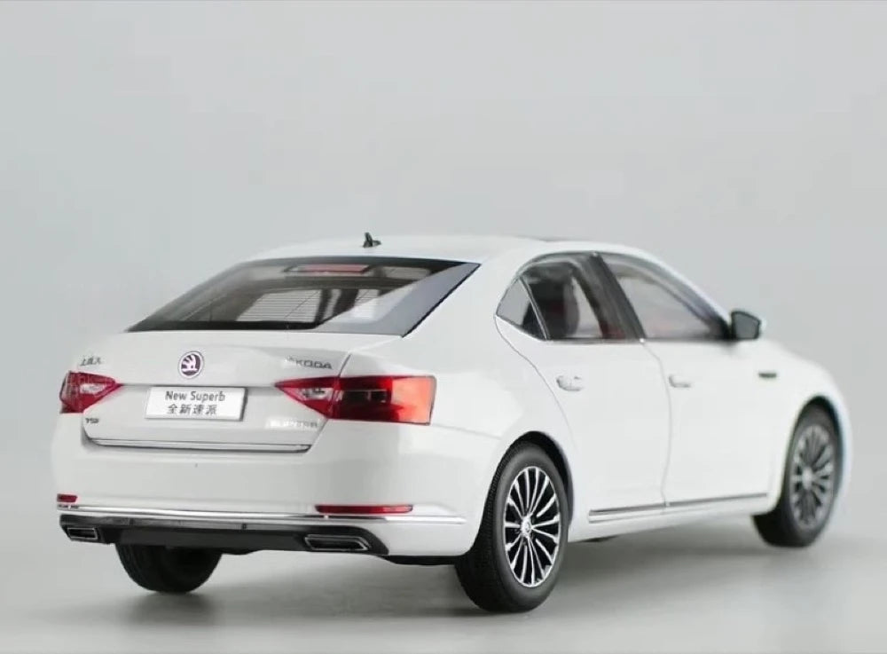 [OEM] 1:18 Skoda 2015 Superb White Model Car Die-Cast