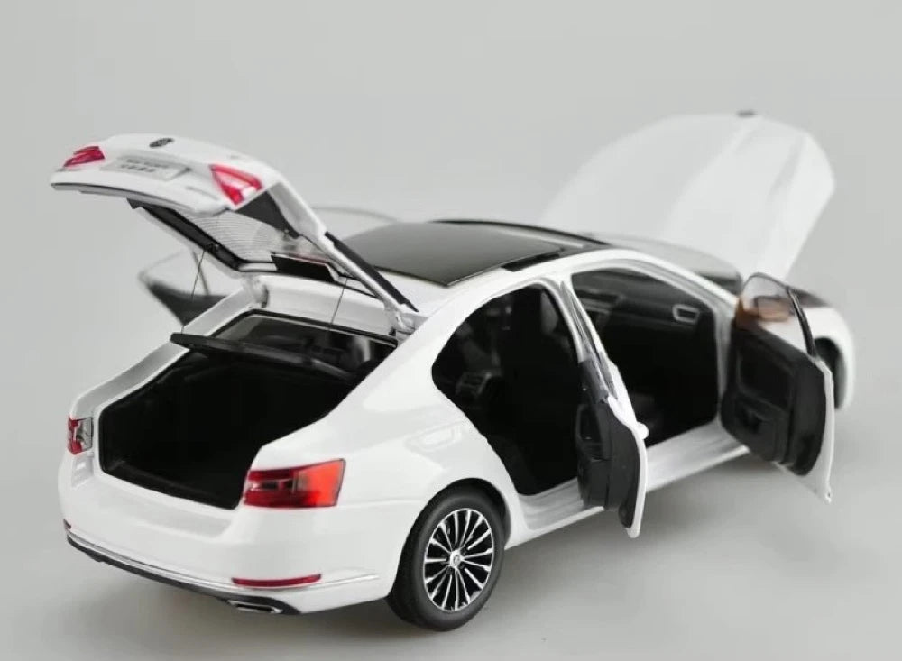 [OEM] 1:18 Skoda 2015 Superb White Model Car Die-Cast