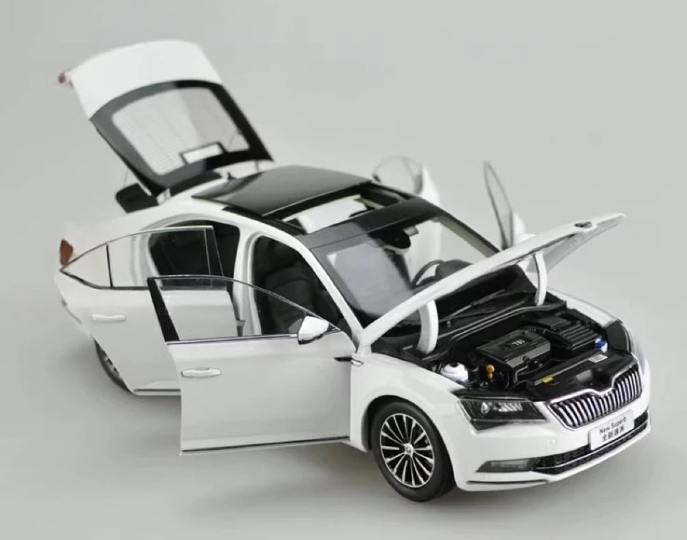 [OEM] 1:18 Skoda 2015 Superb White Model Car Die-Cast