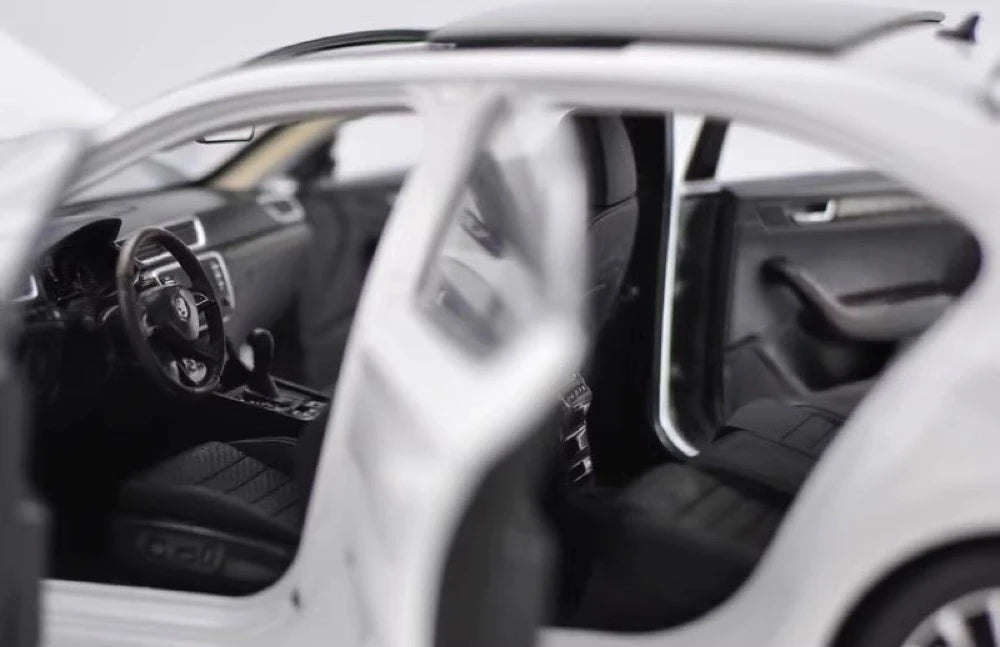 [OEM] 1:18 Skoda 2015 Superb White Model Car Die-Cast