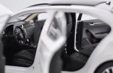 [OEM] 1:18 Skoda 2015 Superb White Model Car Die-Cast