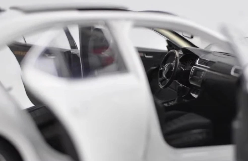 [OEM] 1:18 Skoda 2015 Superb White Model Car Die-Cast
