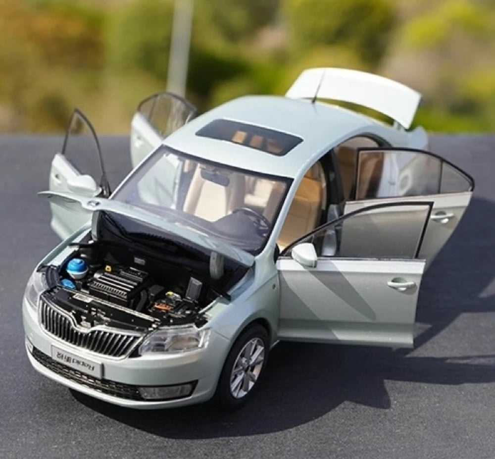 [OEM] 1:18 Skoda 2016 Rapid Silver Model Car Die-Cast
