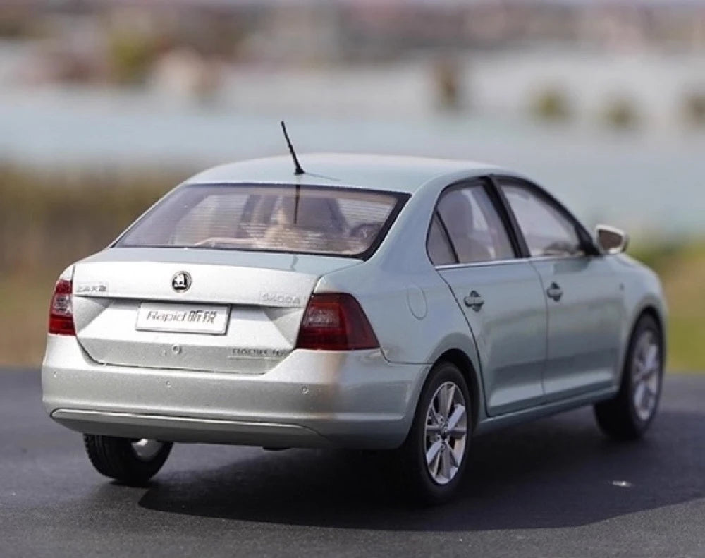 [OEM] 1:18 Skoda 2016 Rapid Silver Model Car Die-Cast