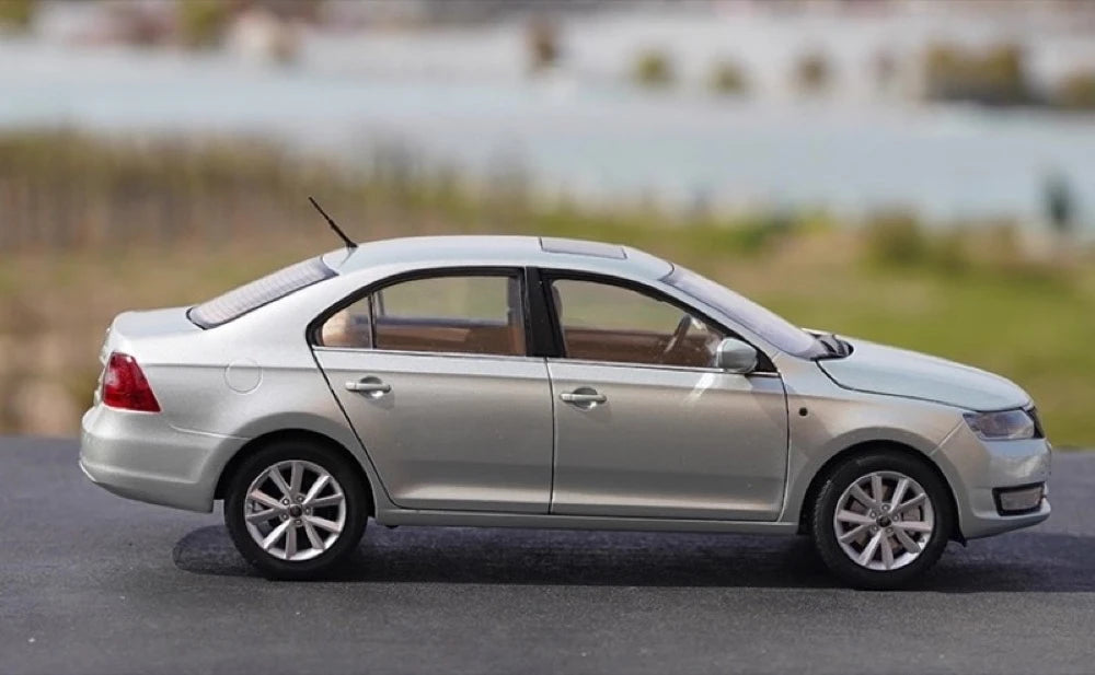 [OEM] 1:18 Skoda 2016 Rapid Silver Model Car Die-Cast