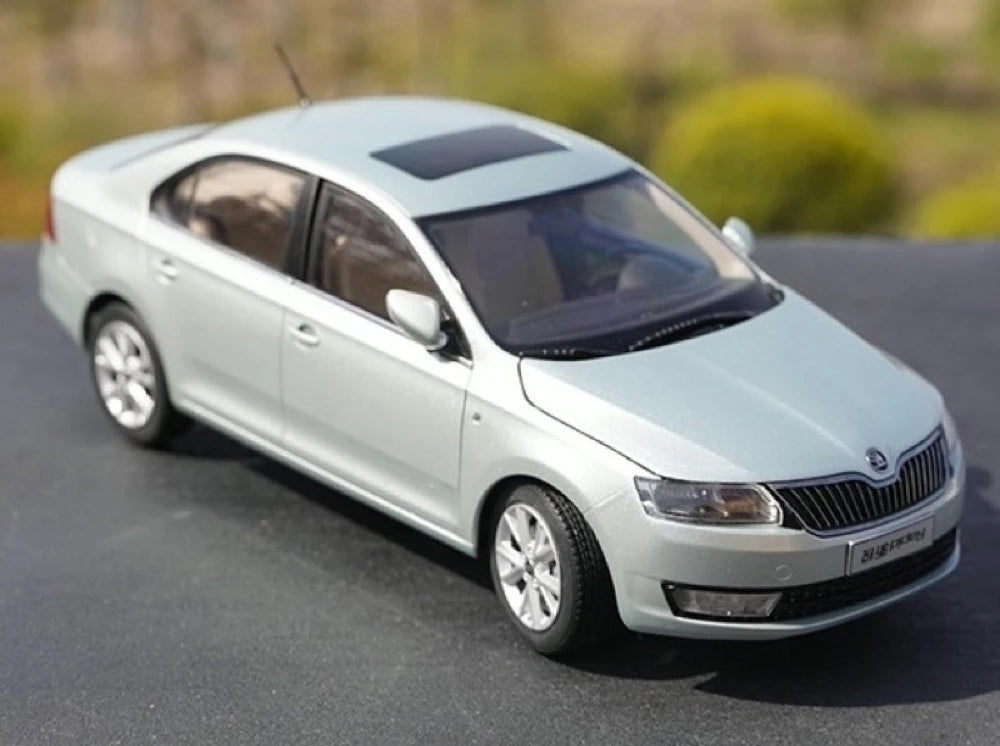 [OEM] 1:18 Skoda 2016 Rapid Silver Model Car Die-Cast