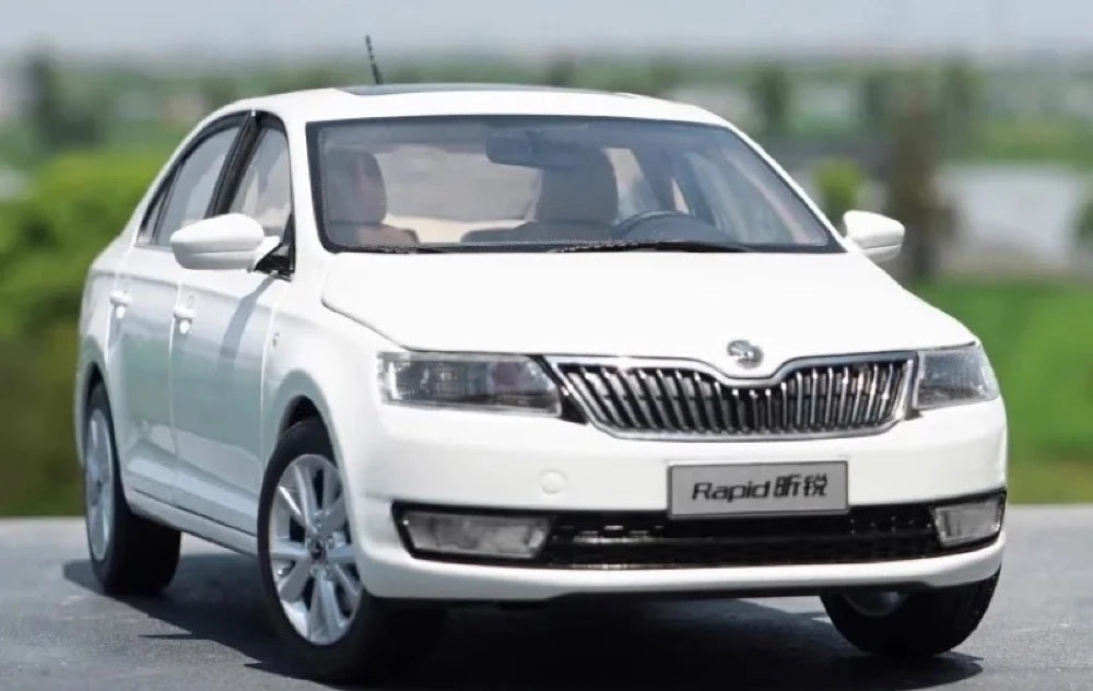 [OEM] 1:18 Skoda 2016 Rapid White Model Car Die-Cast