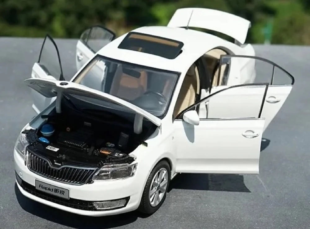 [OEM] 1:18 Skoda 2016 Rapid bianco modellino di auto Die-Cast