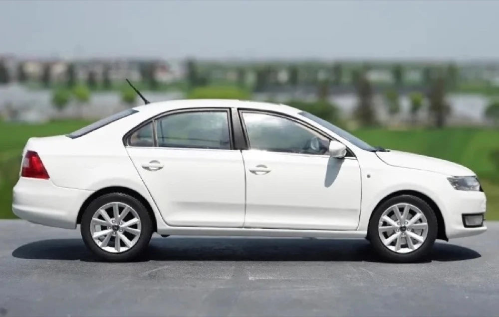 [OEM] 1:18 Skoda 2016 Rapid White Model Car Die-Cast