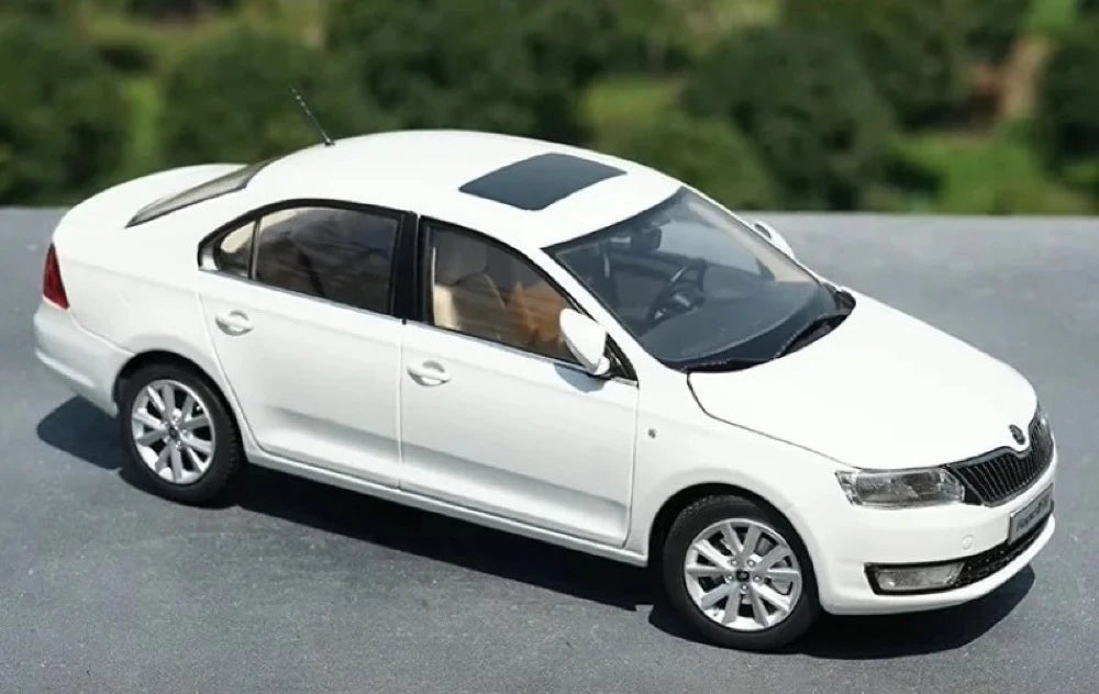[OEM] 1:18 Skoda 2016 Rapid bianco modellino di auto Die-Cast
