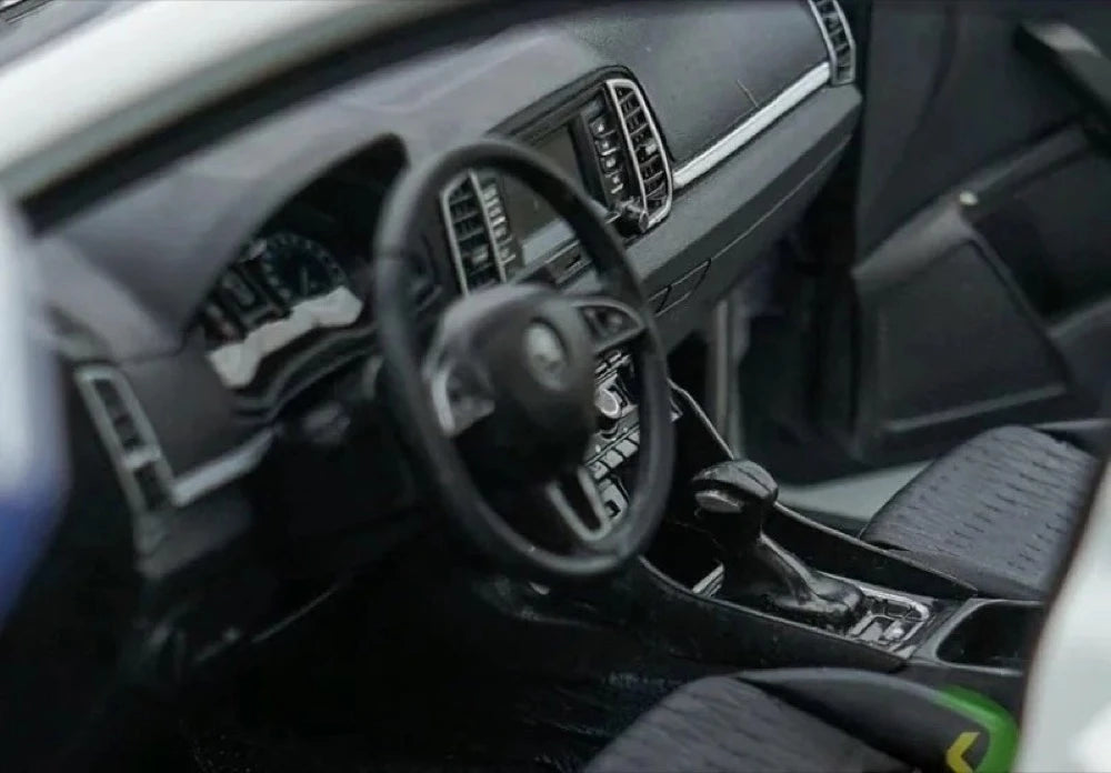 [OEM] 1:18 Skoda 2017 Karoq vit modellbil Die-Cast
