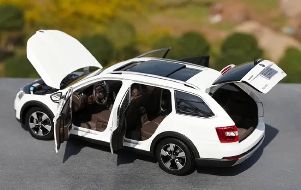 [OEM] 1:18 Skoda 2017 Octavia White Model Car Die-Cast