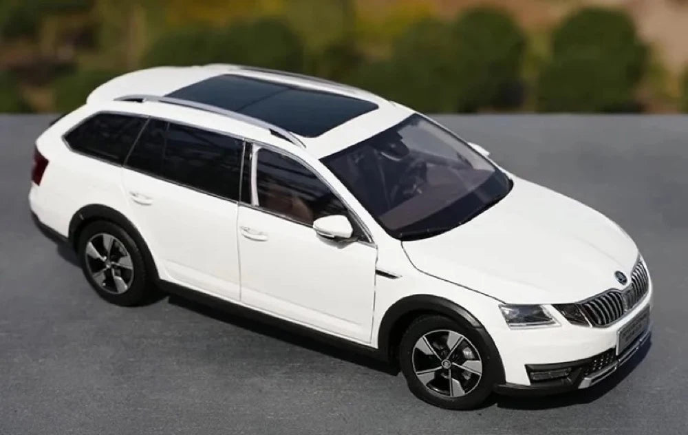 [OEM] 1:18 Skoda 2017 Octavia White Model Car Die-Cast