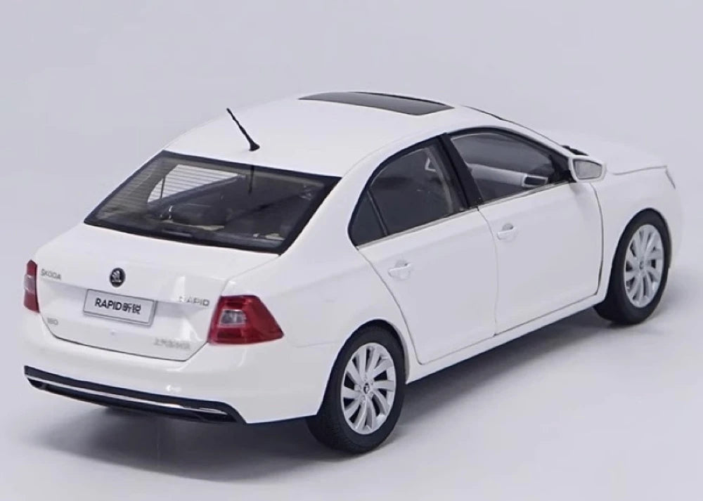 [OEM] 1:18 Skoda 2018 Rapid bianco modellino di auto Die-Cast