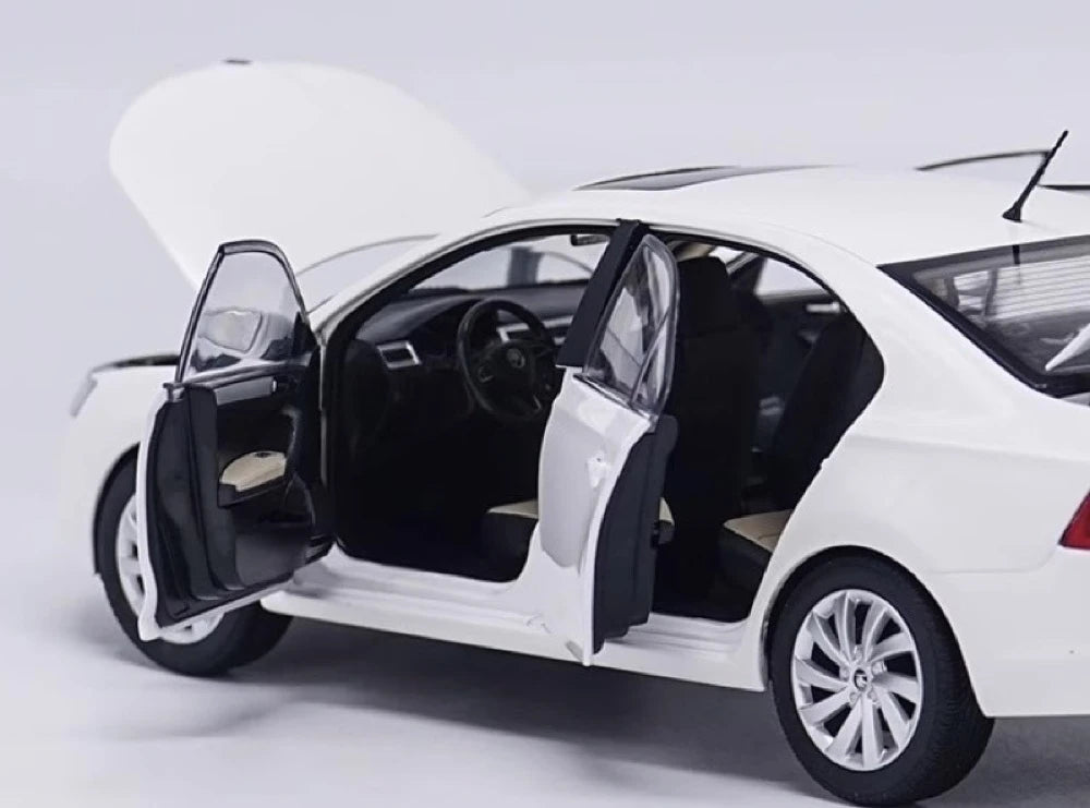 [OEM] 1:18 Skoda 2018 Rapid bianco modellino di auto Die-Cast