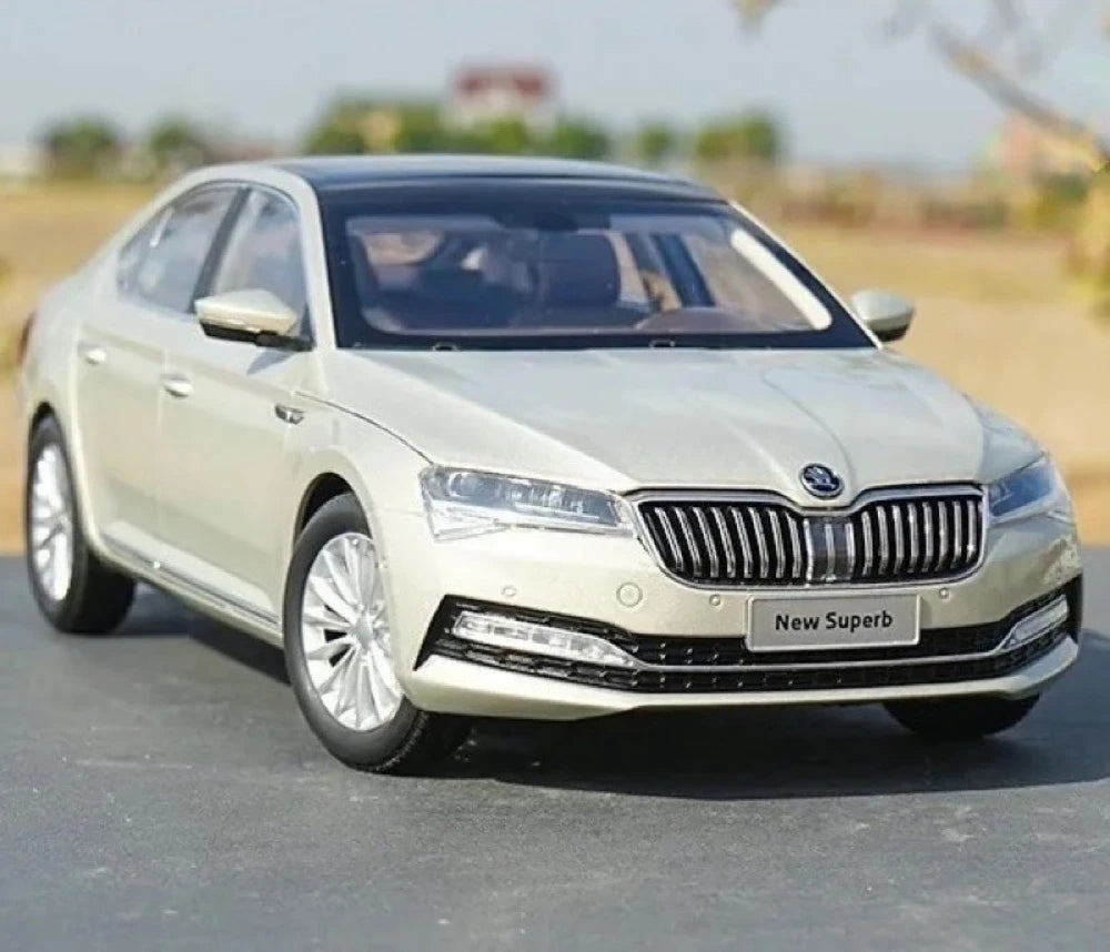 [OEM] 1:18 Skoda 2020 Superb guld modellbil Die-Cast