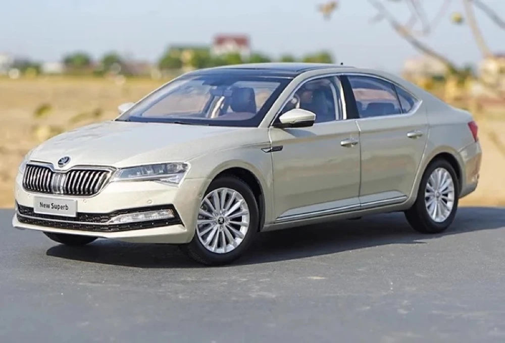[OEM] 1:18 Skoda 2020 Superb guld modellbil Die-Cast