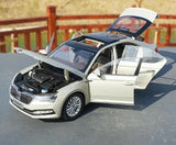 [OEM] 1:18 Skoda 2020 Superb guld modellbil Die-Cast