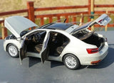 [OEM] 1:18 Skoda 2020 Superb guld modellbil Die-Cast