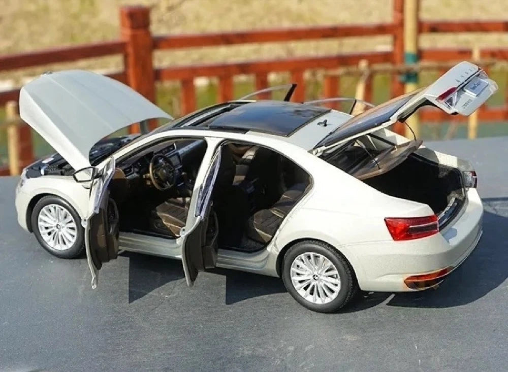[OEM] 1:18 Skoda 2020 Superb Gold Model Car Die-Cast