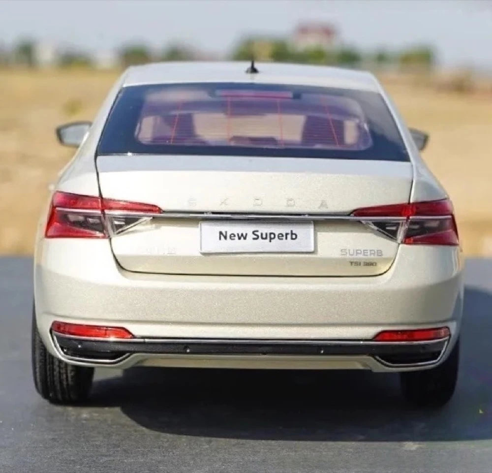 [OEM] 1:18 Skoda 2020 Superb Gold Model Car Die-Cast