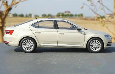 [OEM] 1:18 Skoda 2020 Superb Gold Model Car Die-Cast