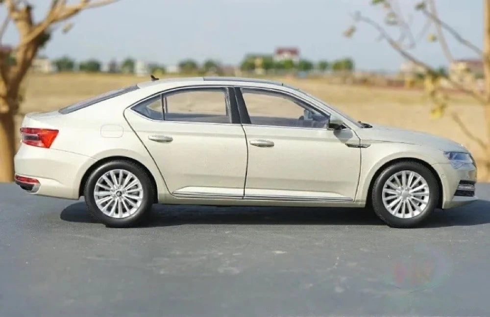 [OEM] 1:18 Skoda 2020 Superb Gold Model Car Die-Cast